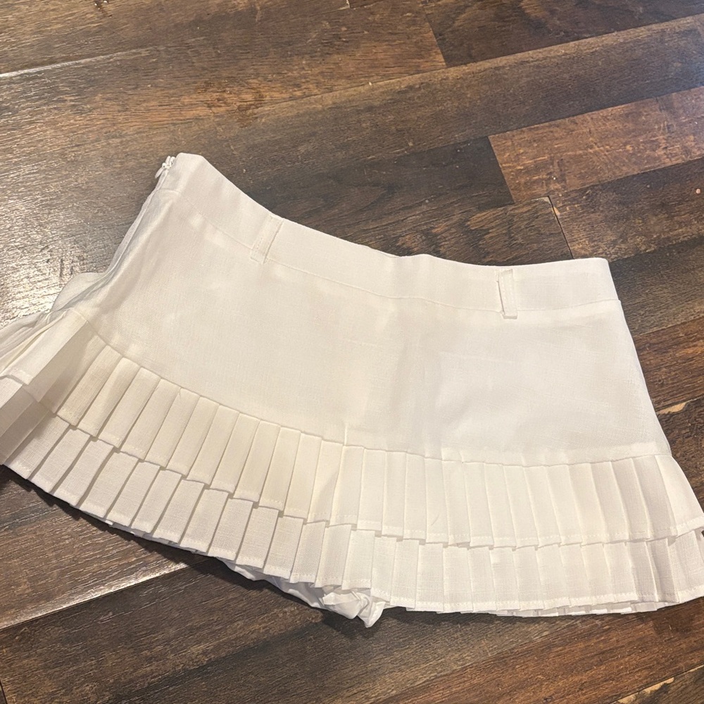 Elegant White Pleated Skirt